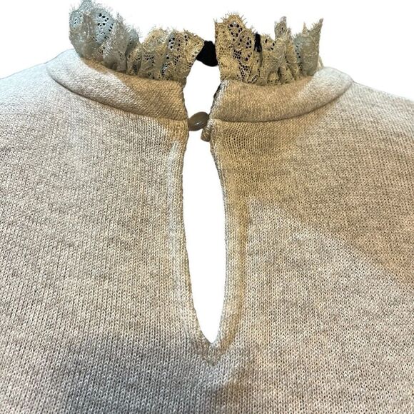 Shabby Chic Grey Keyhole Neck Shirt Sleeve Sweater with Lace Trim. 1 Button sz S - Picture 6 of 16